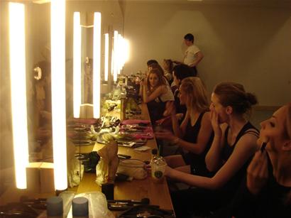 可以看到每节车厢中部都设置了醒目的治愈系海报