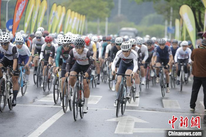 2024钱江源公路自行车赛开化站近两千骑手共绘山