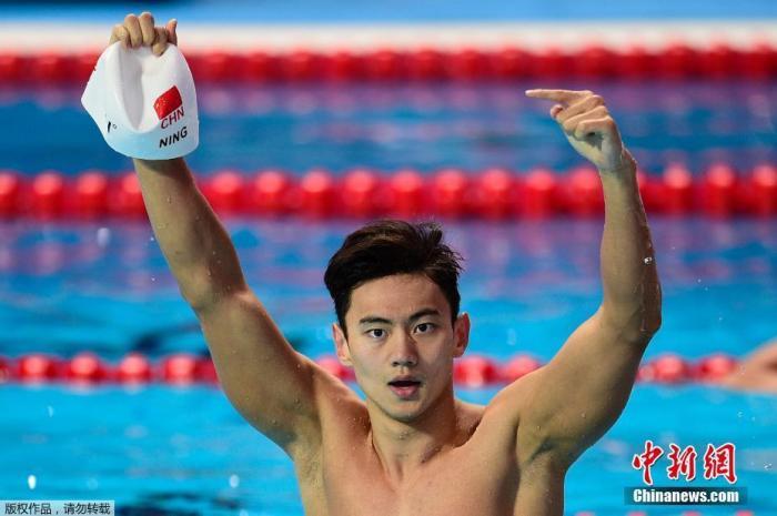 30岁宁泽涛跨界高尔夫回归公众视野 从泳坛巨星