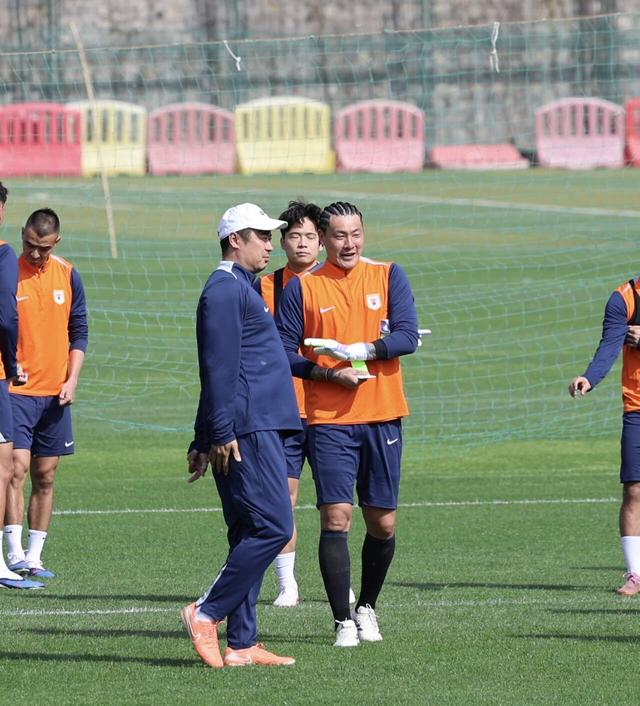 山东泰山备战大连英博：三外援缺席训练，高准