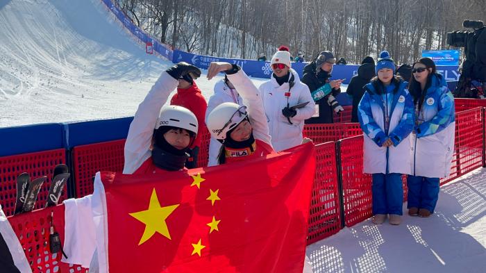 紧张热烈的现场见证中国队在自由式滑雪女子空