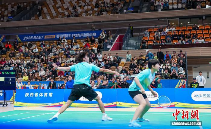 草根选手与明星同台竞技 亚洲羽毛球精英巡回赛
